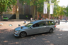 849655 Afbeelding van de rouwauto op het Domplein te Utrecht tijdens de uitvaart van kardinaal Adrianus Johannes ...